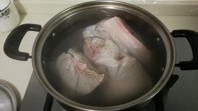焖前腿肉,锅中水开放入前腿肉烧开，撇去浮沫捞出来
