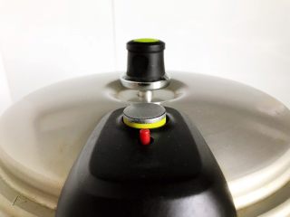 菌菇玉米扇骨汤（高压锅版）,待高压锅气阀上升，转小火，煮25分钟