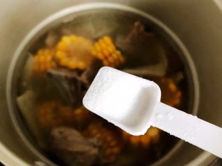 菌菇玉米扇骨汤（高压锅版）,加一小勺细盐，搅拌均匀即可