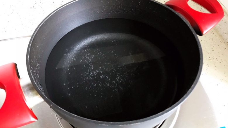 菌菇玉米扇骨汤（高压锅版）,锅内煮适量清水