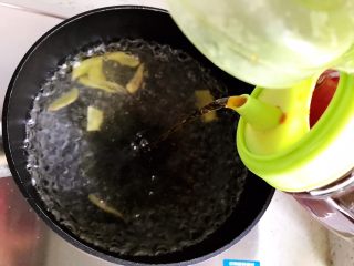 菌菇玉米扇骨汤（高压锅版）,水开后放入一半的姜片，并且加入适量料酒