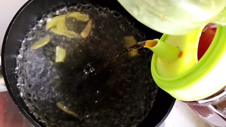 菌菇玉米扇骨汤（高压锅版）,水开后放入一半的姜片，并且加入适量料酒