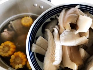 菌菇玉米扇骨汤（高压锅版）,25分钟后，加入菌菇
