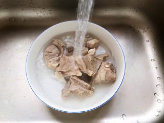 菌菇玉米扇骨汤（高压锅版）,捞出煮好的扇骨，用流动水冲洗干净表面的浮沫