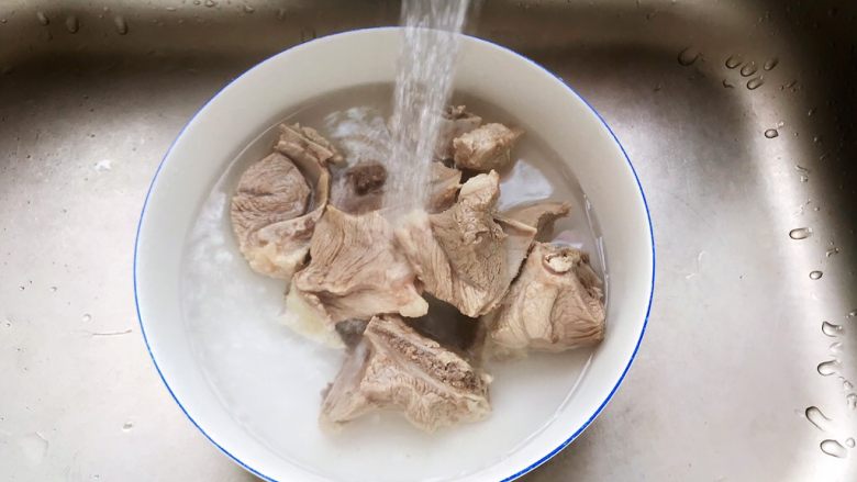 菌菇玉米扇骨汤（高压锅版）,捞出煮好的扇骨，用流动水冲洗干净表面的浮沫