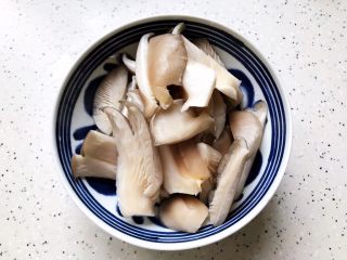 菌菇玉米扇骨汤（高压锅版）,菌菇洗净，撕成小朵