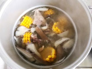 菌菇玉米扇骨汤（高压锅版）,继续大火煮5分钟（不用盖上锅盖）