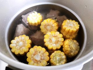 菌菇玉米扇骨汤（高压锅版）,加适量清水，我加了锅体的二分之一