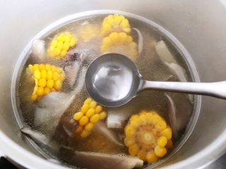 菌菇玉米扇骨汤（高压锅版）,搅拌均匀