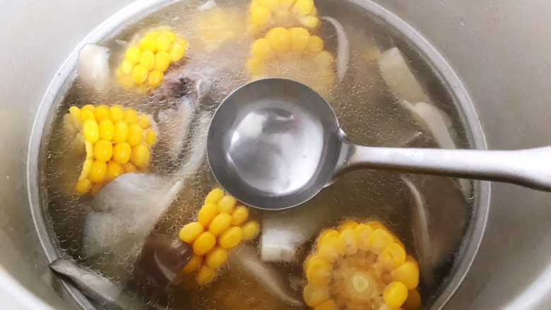 菌菇玉米扇骨汤（高压锅版）,搅拌均匀