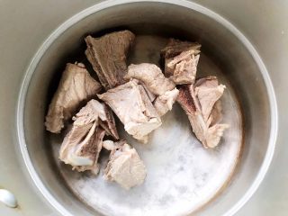 菌菇玉米扇骨汤（高压锅版）,控干水分，放入高压锅