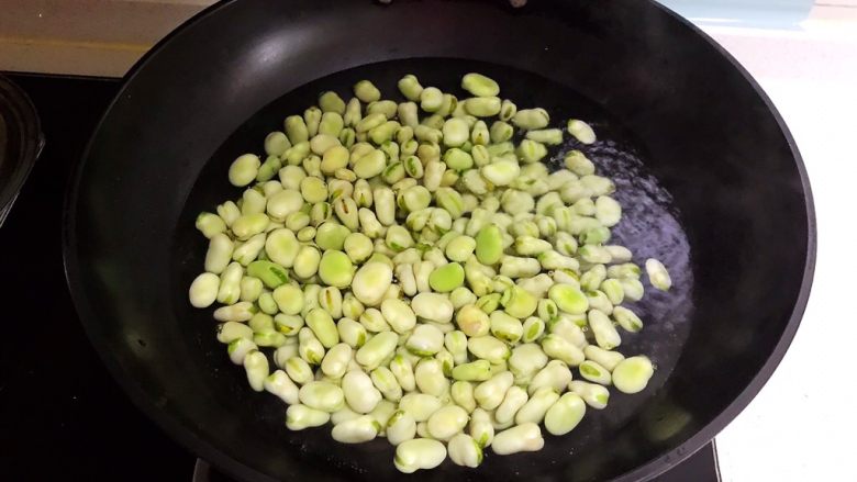 素炒薄荷蚕豆,加入蚕豆焯水5分钟