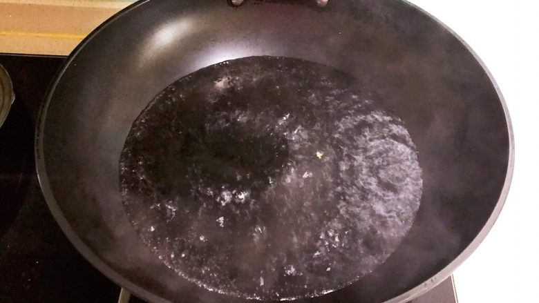 素炒薄荷蚕豆,锅里加入冷水烧开