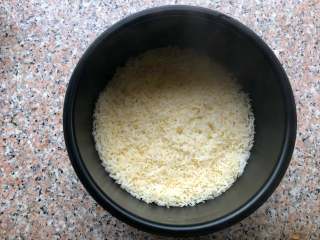 海苔肉松包饭,用电饭煲把米饭蒸熟。