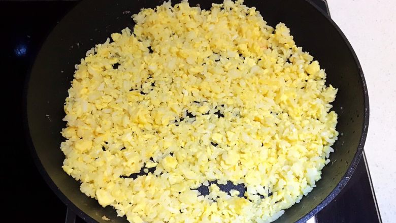 蚕豆火腿肠炒饭,翻炒均匀，让每粒米饭都能均匀的裹上鸡蛋液，而且是米饭粒粒松散，颗颗金黄