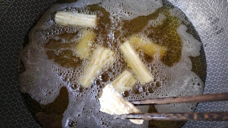 香菠咕咾腐竹,在锅中加入适量的食用油，烧至五成热下入腐竹。