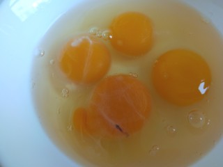 韭菜鸡蛋虾仁饺子,鸡蛋4个打入碗中搅拌均匀。