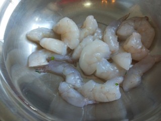 韭菜鸡蛋虾仁饺子,虾仁200克洗干净切成两段。
