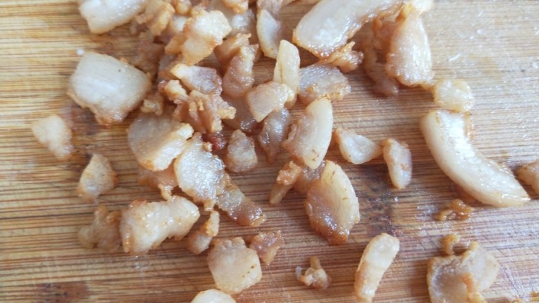 韭菜鸡蛋虾仁饺子,锅中倒入适量油，把肥肉切成小块煸炒出油，肉渣捞出来放在案板。