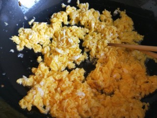 韭菜鸡蛋虾仁饺子,锅中留下油烧热，倒入鸡蛋液快速搅拌成鸡蛋碎。