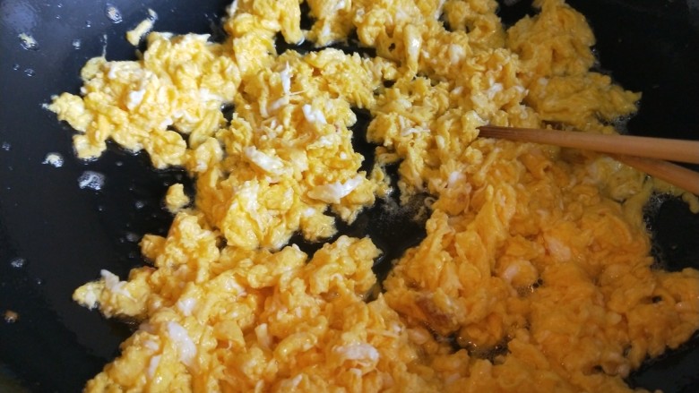 韭菜鸡蛋虾仁饺子,锅中留下油烧热，倒入鸡蛋液快速搅拌成鸡蛋碎。