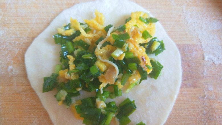 韭菜鸡蛋虾仁饺子,放入韭菜鸡蛋馅。