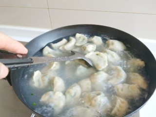 韭菜鸡蛋虾仁饺子,烧开锅下饺子，三开的饺子出锅了。