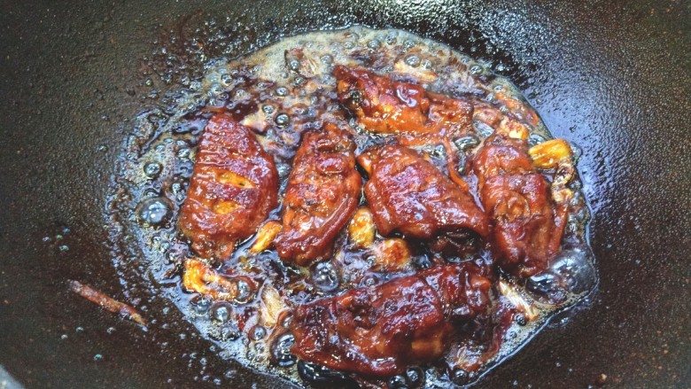 红酒焖鸡翅,大火收汁，出锅装盘