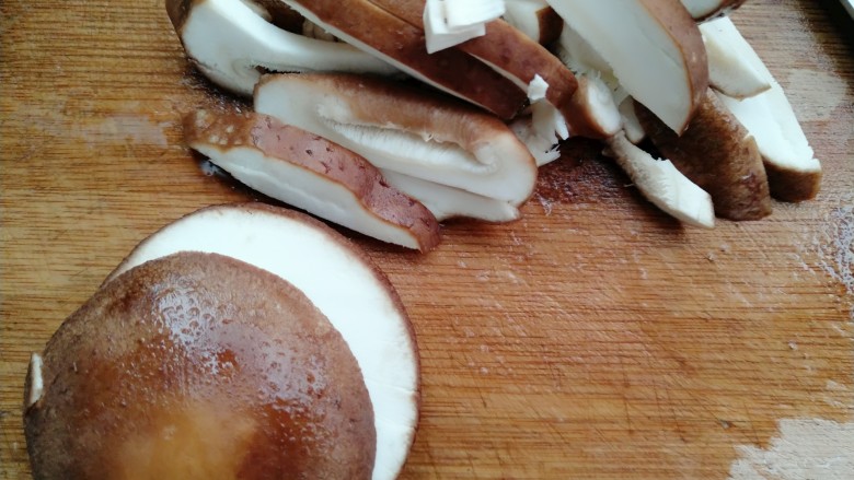 洋葱炒香菇,把香菇切成两片