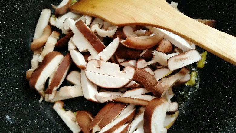洋葱炒香菇,把香菇放入锅中煸炒