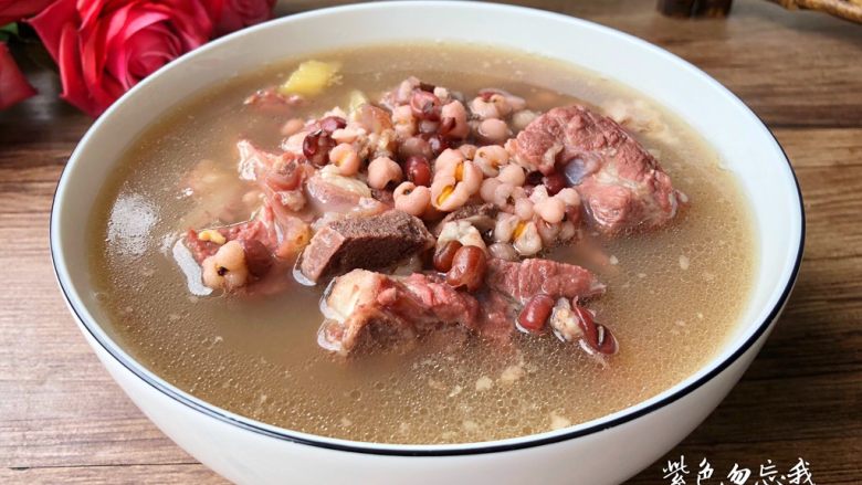 红豆薏米排骨汤,美味的红豆薏米排骨汤做好了，祛湿气，健脾胃，常喝腿不重头不晕，精神也好了。
