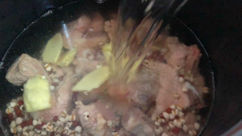 红豆薏米排骨汤,倒入适量水，水量高出食材3厘米，盖上盖子，将按钮调至排骨，高压锅会自动调整炖排骨的时间。