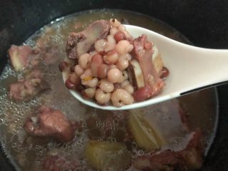 红豆薏米排骨汤,炖好以后打开盖子，放入适量盐和少许鸡精搅拌均匀即可。