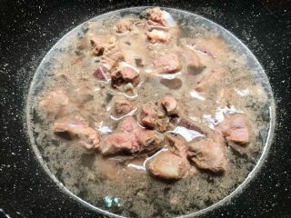 红豆薏米排骨汤,水开再煮1分钟，把血末完全焯出来。