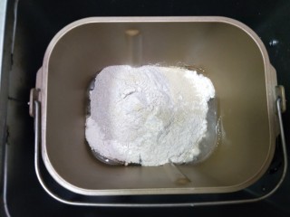 全麦葡萄干核桃面包,除葡萄干和核桃仁以外的材料放入面包机中