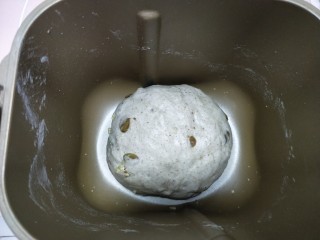 全麦葡萄干核桃面包,揉好的面团仍回面包桶中，用保鲜袋密封放入冰箱冷藏发酵