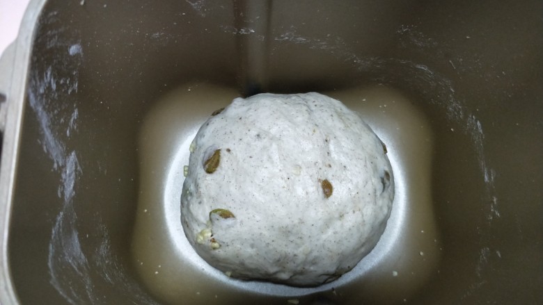 全麦葡萄干核桃面包,揉好的面团仍回面包桶中，用保鲜袋密封放入冰箱冷藏发酵