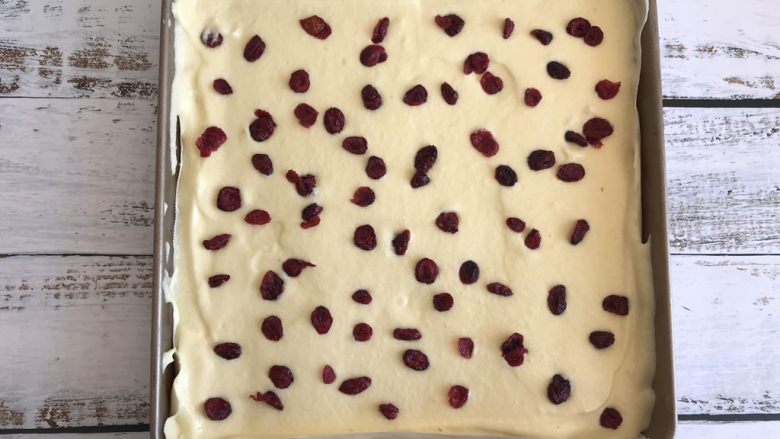 蔓越莓蛋糕卷,均匀的撒上<a style='color:red;display:inline-block;' href='/shicai/ 109174'>蔓越莓干</a>，放入提前预热好的烤箱上下火130度烤30分钟