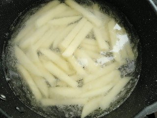芹菜烧土豆,放入土豆焯水三分钟