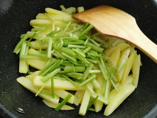 芹菜烧土豆,放入芹菜煸炒均匀