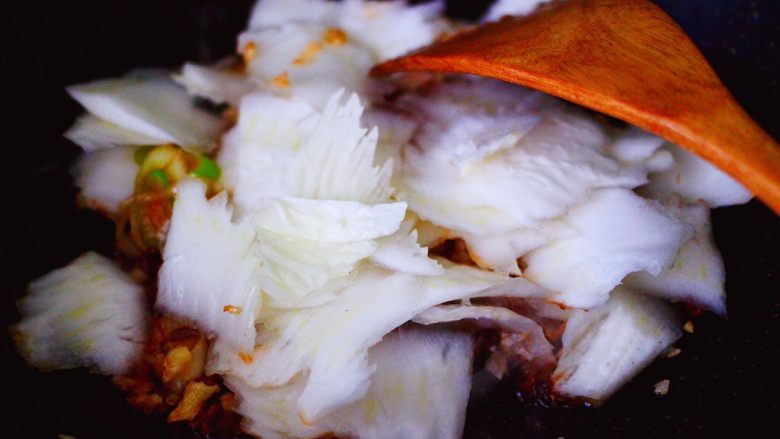 海虾木耳炒白菜,这个时候先加入白菜帮翻炒，因为白菜叶熟的快，不要一起放，会影响口感呀。