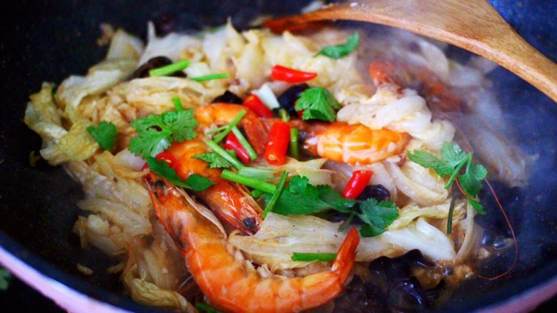 海虾木耳炒白菜,大火继续翻炒片刻，加入小米辣和香菜段。