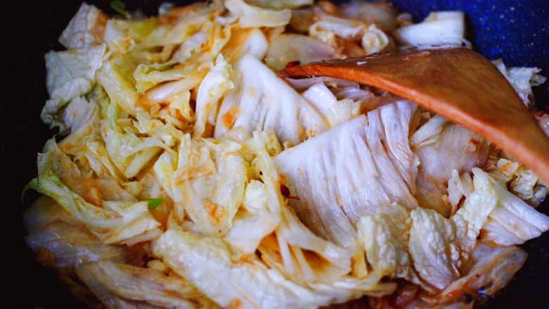 海虾木耳炒白菜,加入剩下的白菜叶，继续大火翻炒至均匀。