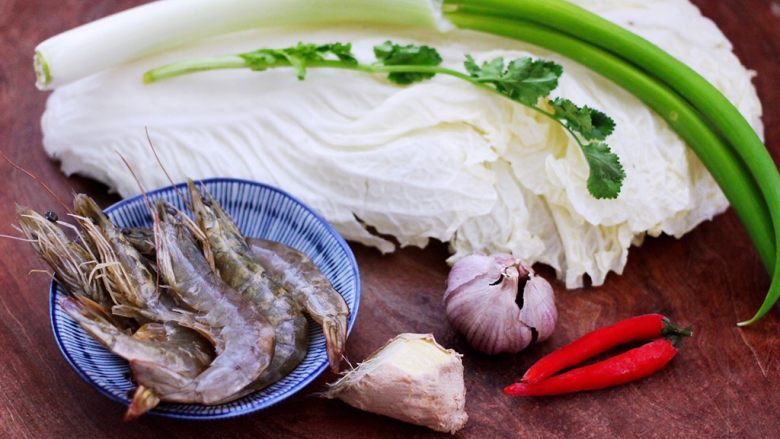 海虾木耳炒白菜,首先备齐所有的食材。