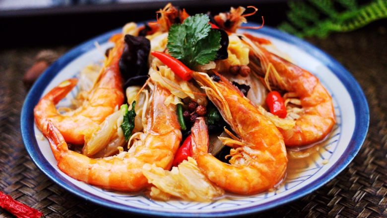 海虾木耳炒白菜,啦啦啦，鲜美无比又营养丰富的海虾木耳炒白菜出锅咯。
