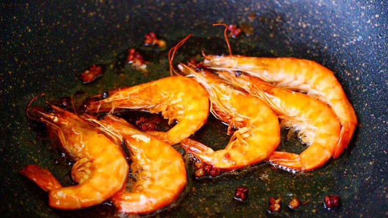 海虾木耳炒白菜,海虾煎至两面变成红色的时候，盛出备用。
