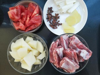 番茄小排土豆汤,准备食材:姜切片，葱切断，土豆切滚刀块，西红柿切小块。