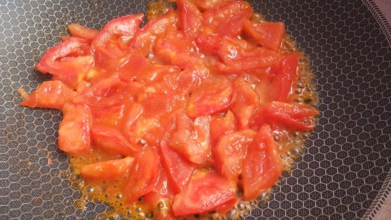 番茄小排土豆汤,炒锅放油，把西红柿炒软，炒出汤汁。