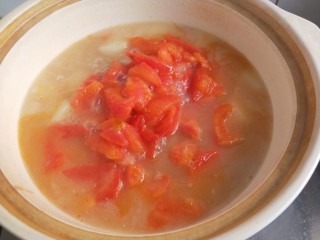 番茄小排土豆汤,把西红柿倒入砂锅里。混合。再煮五六分钟。