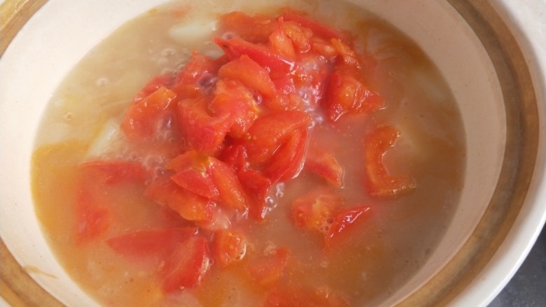 番茄小排土豆汤,把西红柿倒入砂锅里。混合。再煮五六分钟。